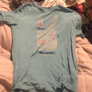 This is a free state shirt size medium